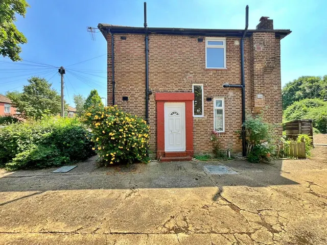 Shelley Avenue, Greenford, UB6, photo 1