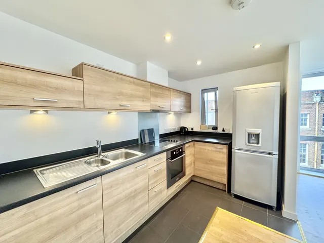 Admiralty Road, PO1, photo 2
