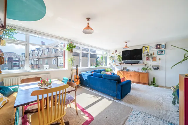 3 bedroom flat — Kingston Road, Epsom, KT17