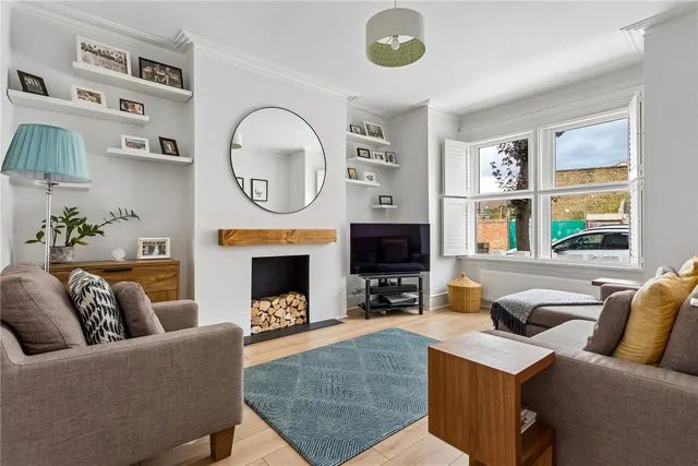 3 bedroom flat — Sellincourt Road, London, SW17