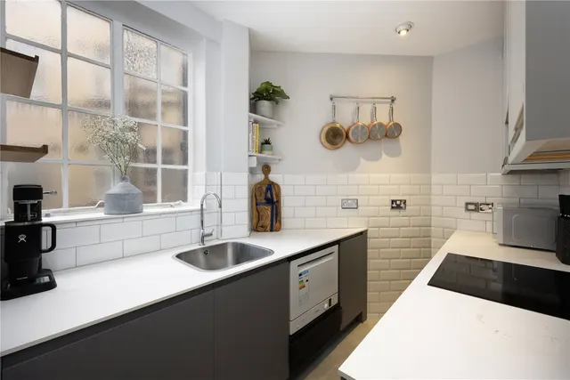 Photo 2 — Kings Court North, Kings Road, Chelsea, London, SW3