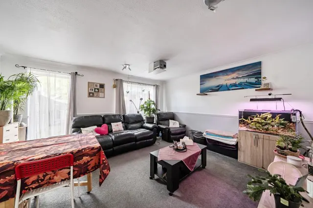 Mill Farm Avenue, Sunbury-on-Thames, TW16, photo 2