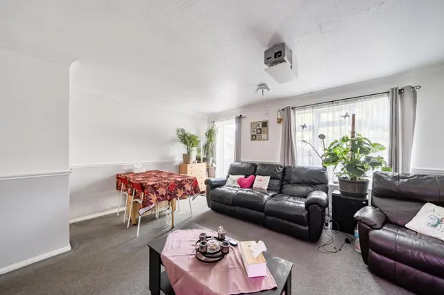 Mill Farm Avenue, Sunbury-on-Thames, TW16, photo 3