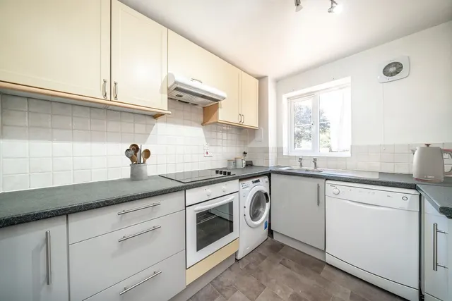 Redford Close, TW13, photo 3