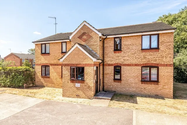 Redford Close, TW13, photo 1