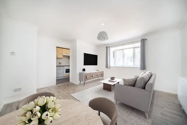 Redford Close, TW13, photo 2