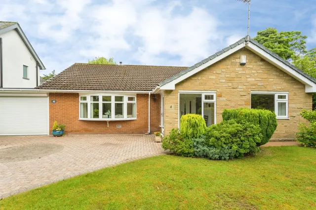 Woodthorpe Park Drive, WAKEFIELD, photo 1