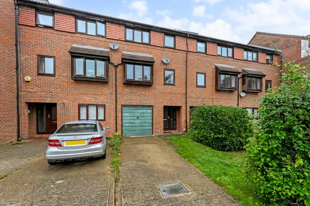 Honeysuckle Close, Badger Farm, SO22, photo 1