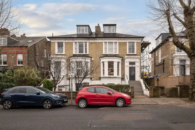 3 bedroom flat — Cavendish Road, Kilburn, NW6