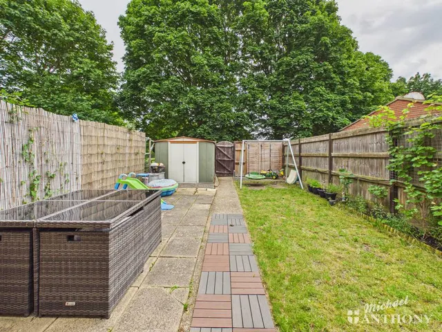 Photo 3 — Humber Drive, Aylesbury, HP21 8TP