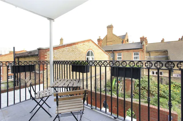 Queenstown Road, Battersea, SW8, photo 1
