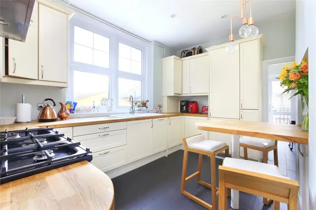 Queenstown Road, Battersea, SW8, photo 2