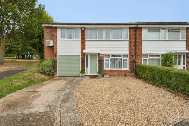 Donne Close, Royston, photo 1