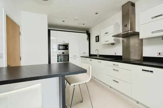 Photo 3 — Ferry Court, Cardiff, CF11