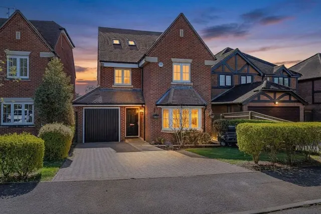 Gardener Walk, Holmer Green, HP15, photo 1