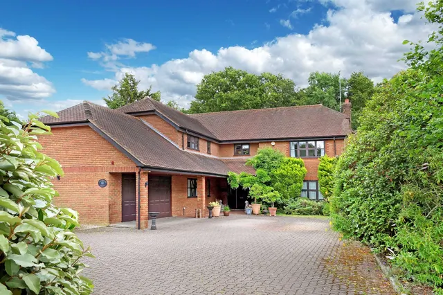 Collum Green Road, Farnham Common, SL2, photo 1