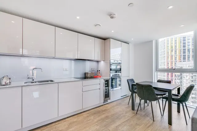 Photo 3 — Flat 20, Haydn Tower, 50 Wandsworth Road, London