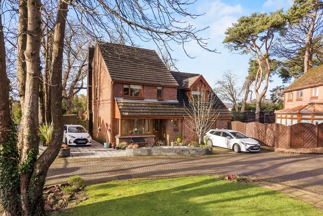 The Avenue, Neath, SA11 2FD, photo 1
