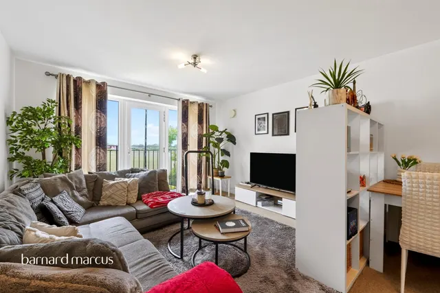 London Road, Ashford, TW15, photo 2