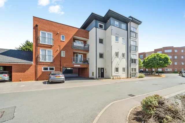 Knights Crescent, Bletchley, Milton Keynes, Buckinghamshire, MK2, photo 1