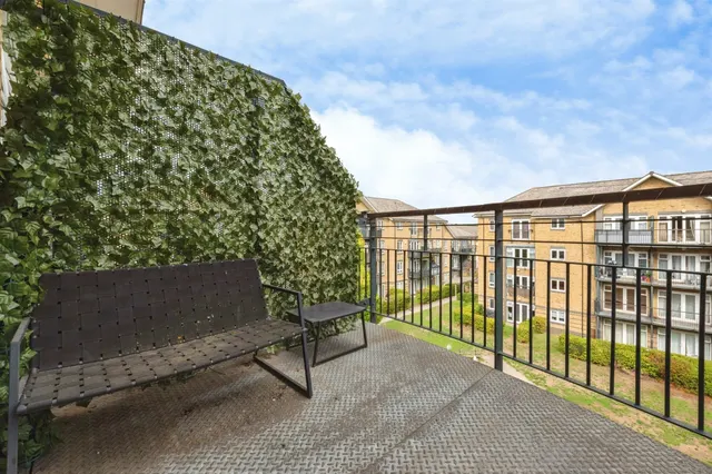 Photo 2 — Southwell Close, Chafford Hundred, Grays