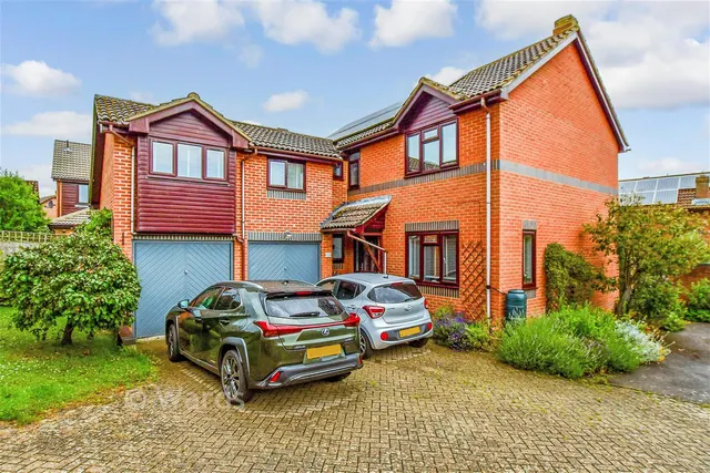 Siskin Gardens, Paddock Wood, TN12, photo 1