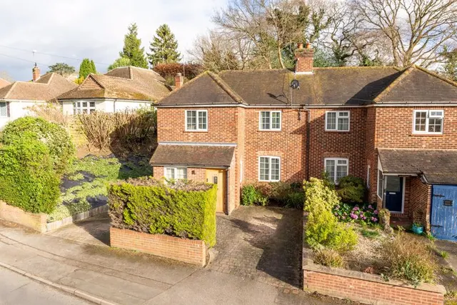 Rowtown Row Town, Addlestone KT15 1EY, photo 1