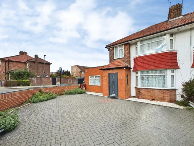 Greencourt Avenue, Edgware, HA8, photo 1