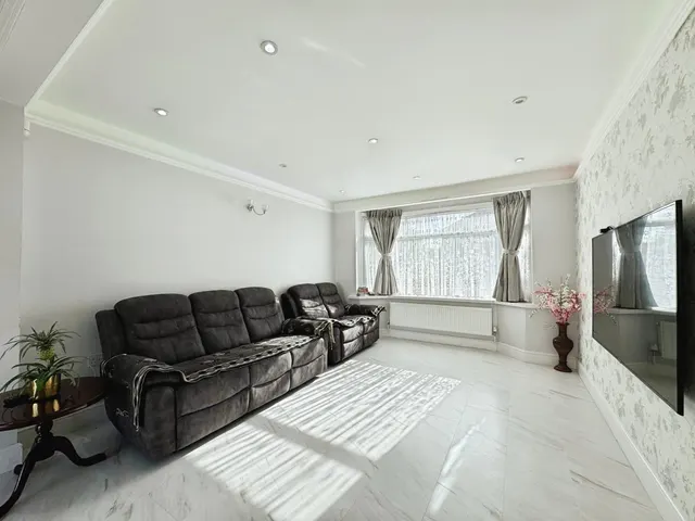 Greencourt Avenue, Edgware, HA8, photo 2