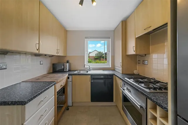 Photo 3 — Fairways View, Hardgate, Clydebank, West Dunbartonshire, G81
