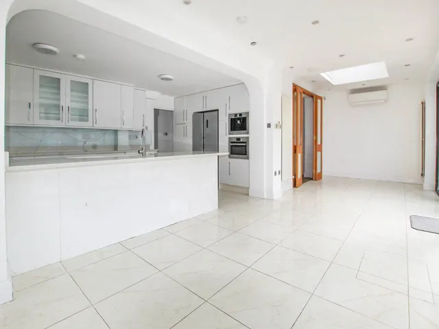 Stour Avenue, Southall, UB2, photo 3