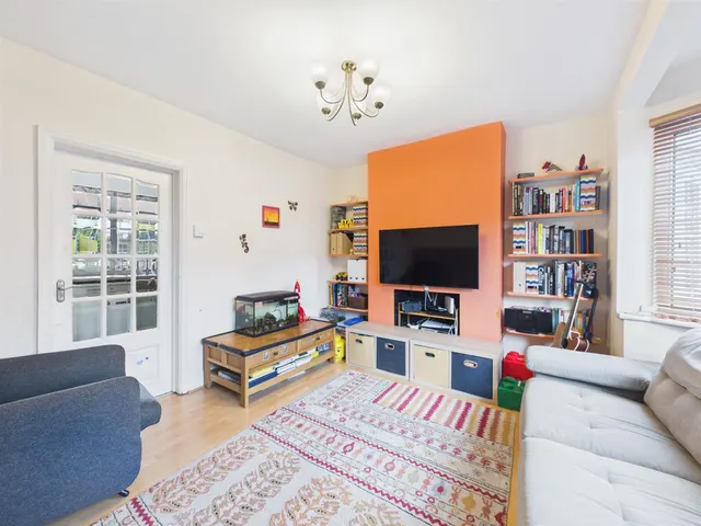 Brixham Crescent, Ruislip, HA4, photo 2