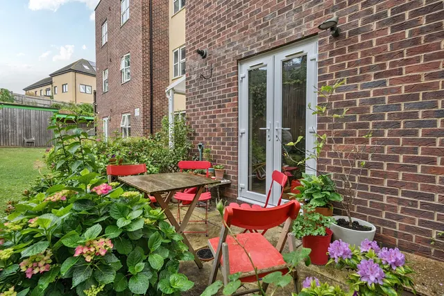 Photo 3 — Beaumaris Gardens, SE19