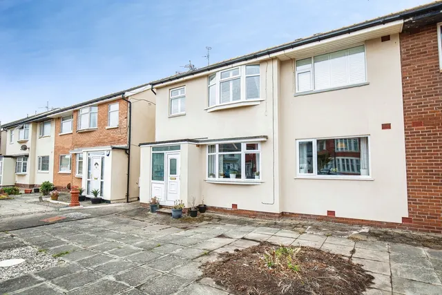 Clifton Drive, Blackpool, FY4, photo 1