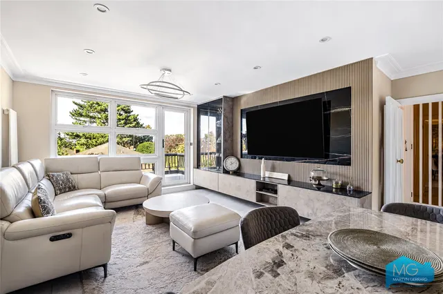 Hendon Lane, London, N3, photo 1