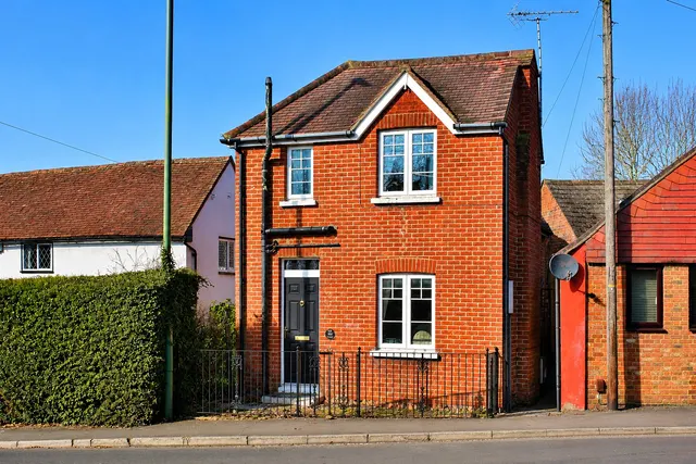 Westfield Road, Westfield, GU22, photo 1