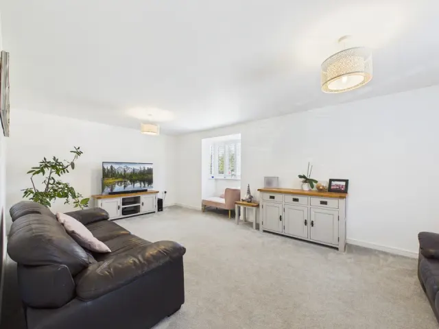 Pelling Way, Broadbridge Heath, photo 3