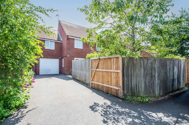 Thistle Drive, Kettering, NN14, photo 3