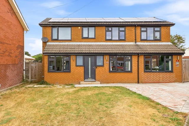 3 bedroom house — Hillcrest Close, Castleford, WF10 3QS