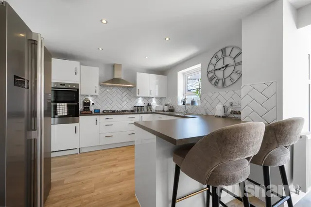 Photo 2 — Oakdale Close, Redditch, Worcestershire, B98 7UW