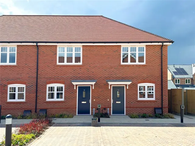 Spinner Avenue, Cranleigh, Surrey, GU6 8ZD, photo 1
