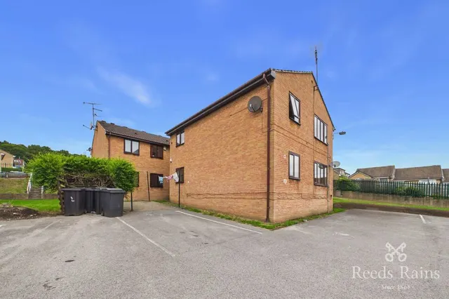 2 bedroom flat — Aylesbury Court, Sheffield, S9