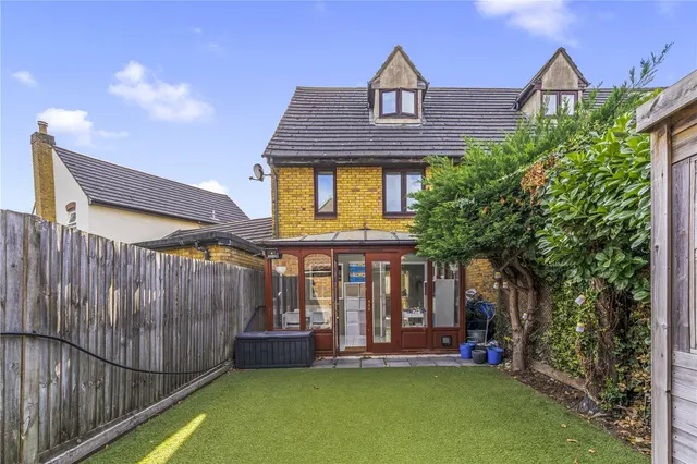 Gresham Road, Hampton, TW12, photo 2