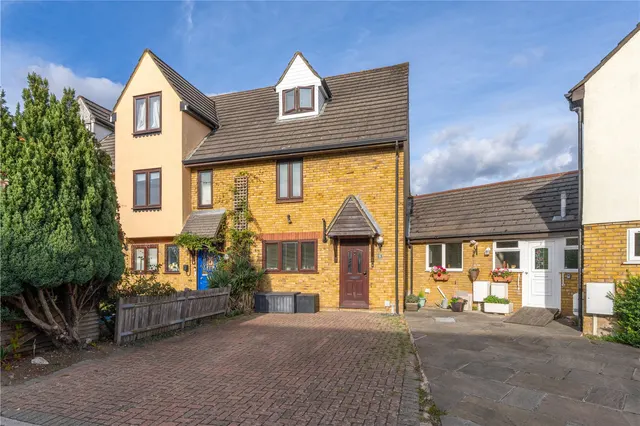 Gresham Road, Hampton, TW12, photo 1
