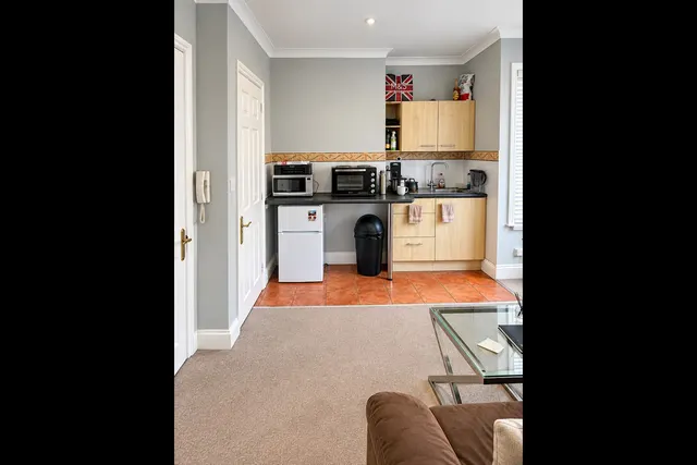 Farnham Road, GU2, photo 3