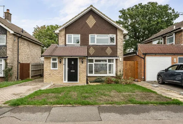 Benhams Drive, Horley, RH6, photo 1