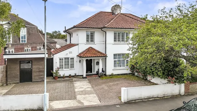 Broomfield Avenue, Worthing, photo 1