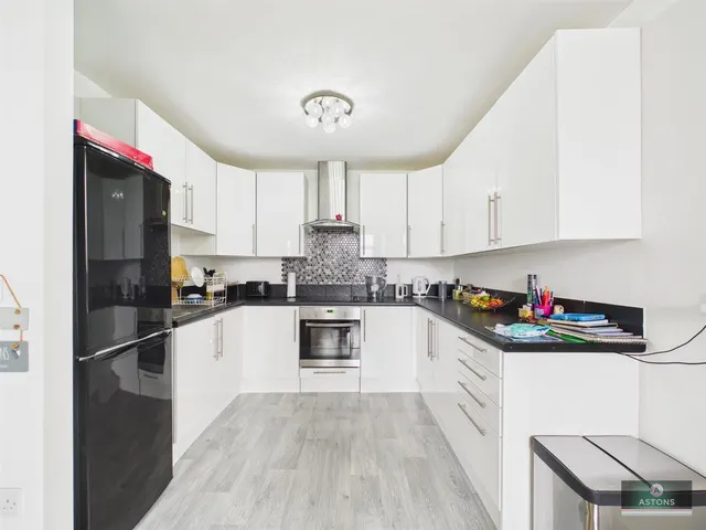 London Road, Lowfield Heath, photo 2