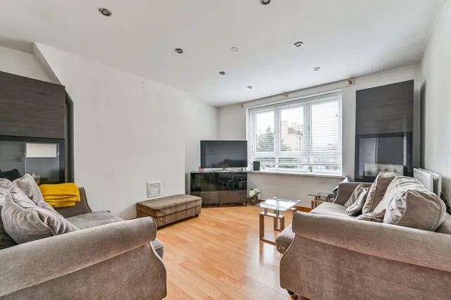 3 bedroom flat — 31 Coombe House, Dalmeny Avenue, London