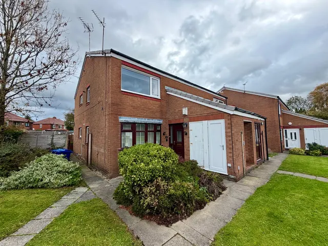 City Avenue, Denton, M34, photo 1